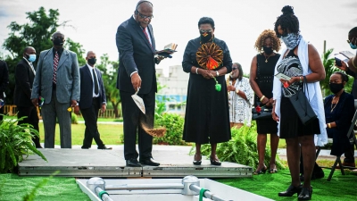The Reverend Al Miller (centre) leads the act of committal at National Heroes Park one Sunday, 15 November 2020.  Beside him is the Minister of Culture, Gender, Entertainment and Sport, the Honourable Olivia Grange.
